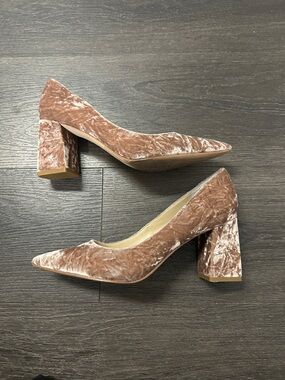 Marc Fisher Ltd Crushed Velvet Block Heel Pumps in Blush/Champagne